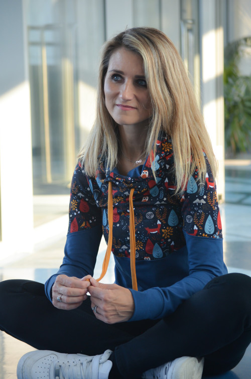 Modrá mikina s velkou kapucí — foto 3