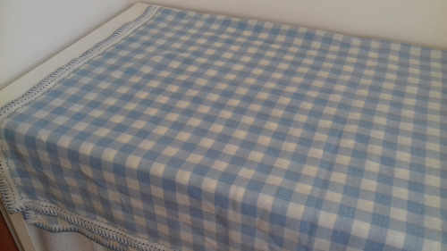 Bleděmodrý kostkovaný ubrus — foto 2