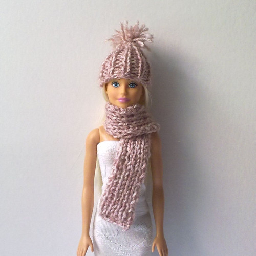 Oblečky pro Barbie - čepice, šála — foto 2