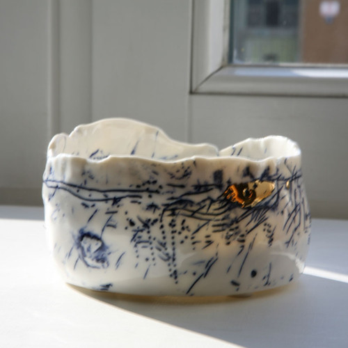 V objetí porcelánu (květináč) — foto 3