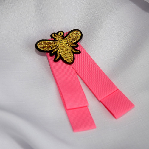 Růžová bow brooch s včelkou — foto 2