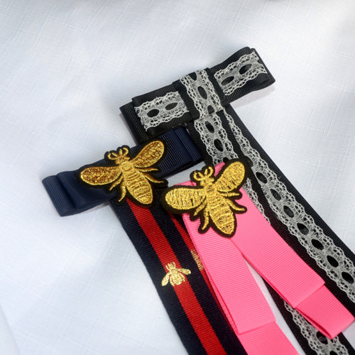 Růžová bow brooch s včelkou — foto 3