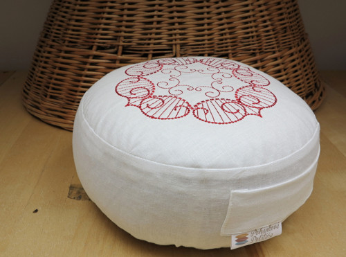 Vyšívaný puff mandala, průměr 30 bílá/červená — foto 2