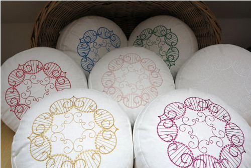 Vyšívaný puff mandala, průměr 30 bílá/zelená — foto 3