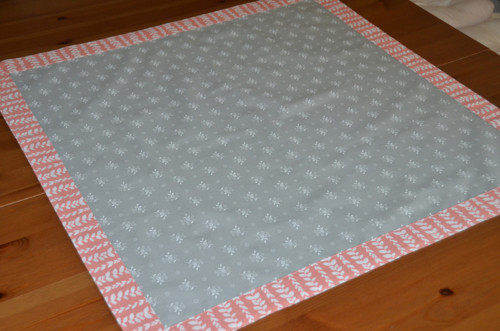 Šedý s růžovým lemem (70x70 cm) — foto 2