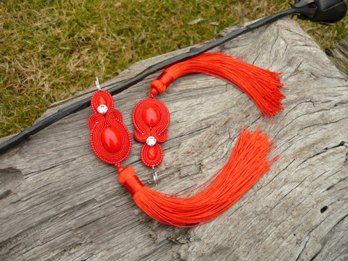 Soutache náušnice CARMEN červené střapcové — foto 4