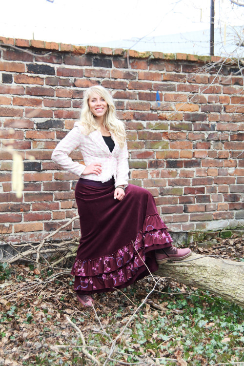 Manšestrová vínová sukně s květy. — foto 2