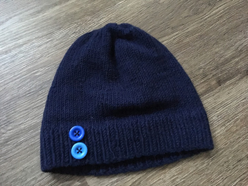 Modra cepice s knofliky — foto 2