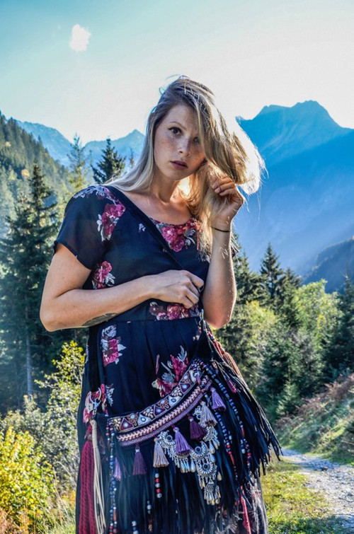 Barevná kabelka se střapci černá — foto 2