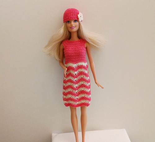 Šaty s vlnkami a čepička pro Barbie — foto 2