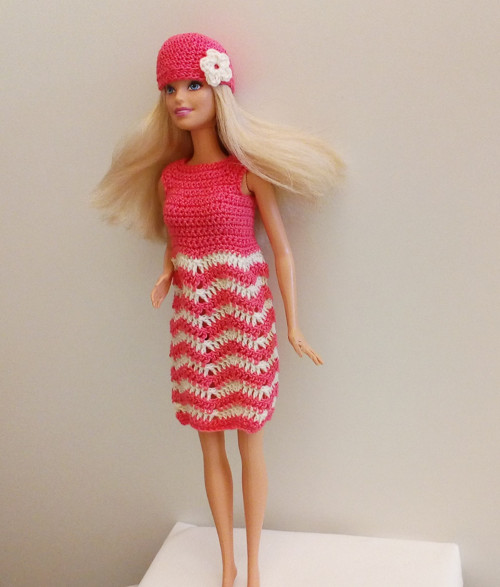 Šaty s vlnkami a čepička pro Barbie — foto 3