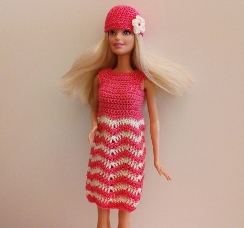 Šaty s vlnkami a čepička pro Barbie — foto 4