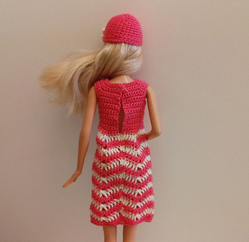 Šaty s vlnkami a čepička pro Barbie — foto 5