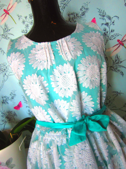 Šaty mint v retro designu — foto 2