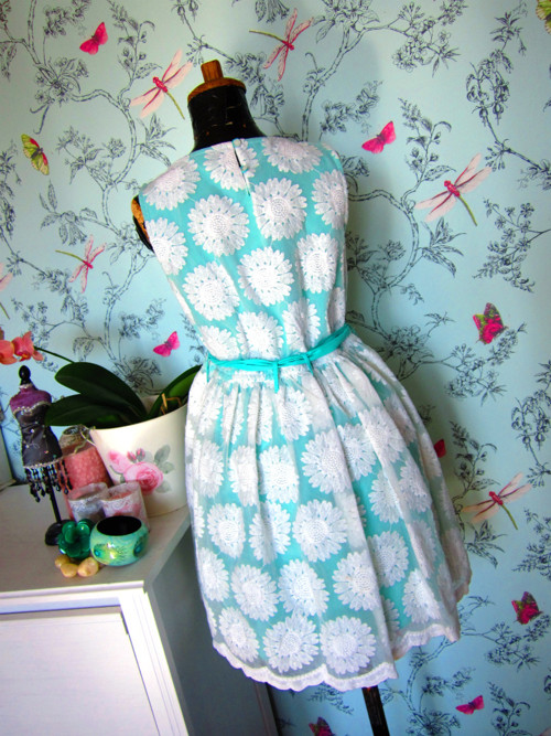 Šaty mint v retro designu — foto 6