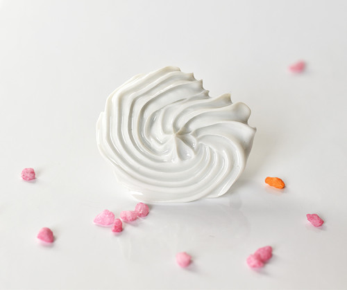 Šlehačka porcelánová brož č.102 — foto 3