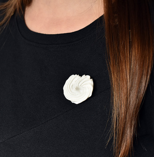 "Šlehačka" porcelánová brož č.103 — foto 4