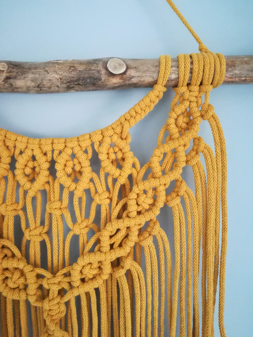 Macrame dekorace v hořčicové barvě — foto 2