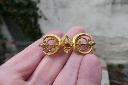 V ornamentech..starožitná kovová brož — foto 3