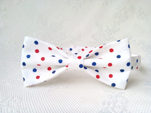 White bow tie with red and blue dots — foto 2