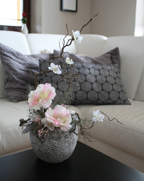 Jarní ikebana s eustomami a třešněmi — foto 2