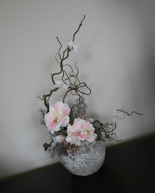 Jarní ikebana s eustomami a třešněmi — foto 3