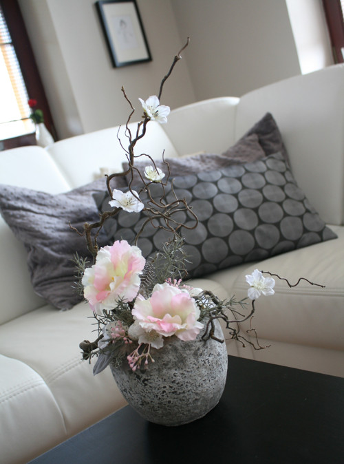 Jarní ikebana s eustomami a třešněmi — foto 4
