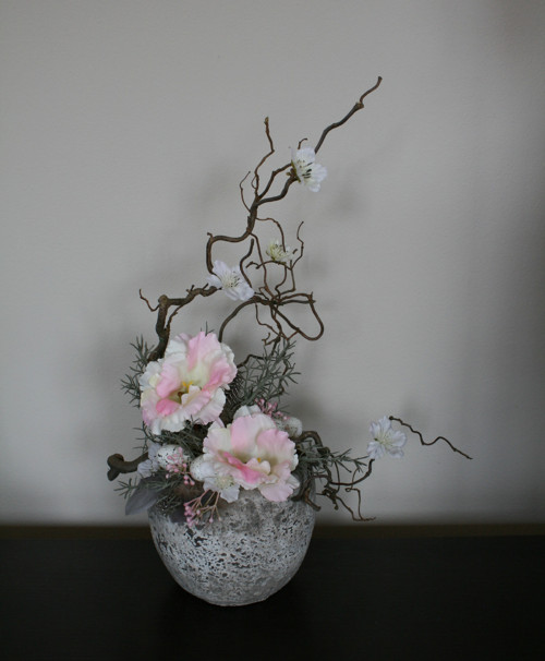 Jarní ikebana s eustomami a třešněmi — foto 5