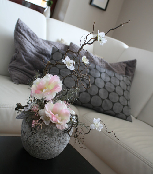 Jarní ikebana s eustomami a třešněmi — foto 6