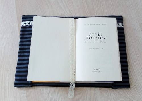 Obal na knihu AUDREY HEPBURN — foto 3
