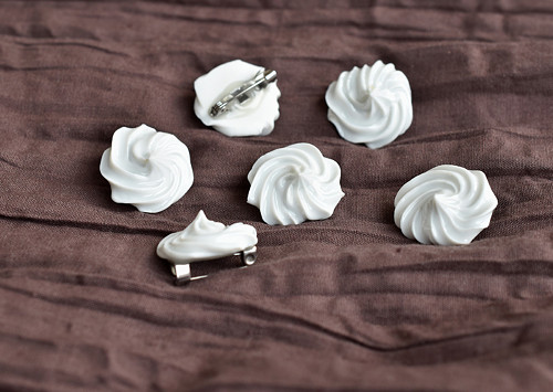 Mini šlehačková porcelánová brož — foto 4