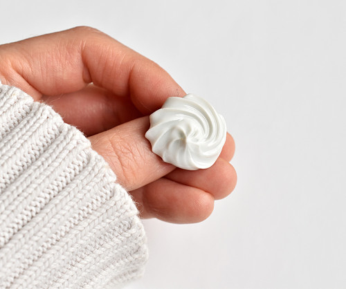 Mini šlehačková porcelánová brož — foto 5