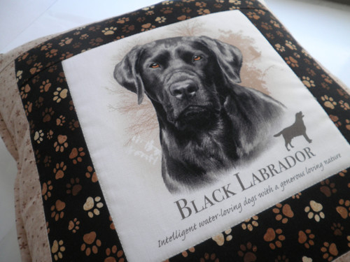 Psí kamarád na polštáři - Černý Labrador — foto 2