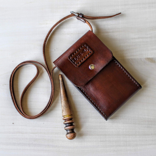 Kožená kapsa na mobil *walnut* — foto 5