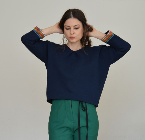 Tmavě modrý oversize pulovr — foto 4