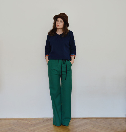 Tmavě modrý oversize pulovr — foto 3
