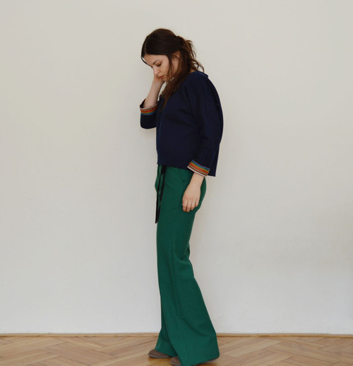 Tmavě modrý oversize pulovr — foto 2