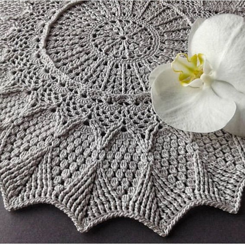 Háčkovaná dečka strukturovaná 3D 33 cm — foto 2