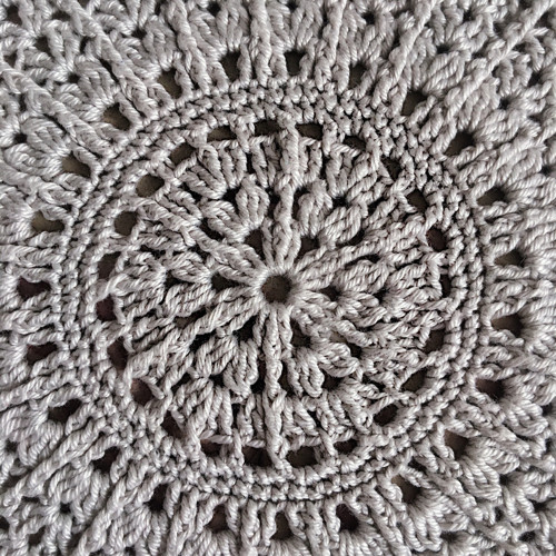 Háčkovaná dečka strukturovaná 3D 33 cm — foto 3