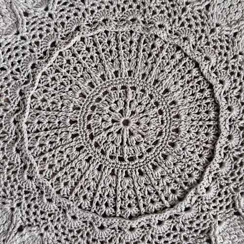Háčkovaná dečka strukturovaná 3D 33 cm — foto 4