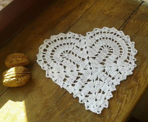 Háčkované srdíčko - bílé — foto 3