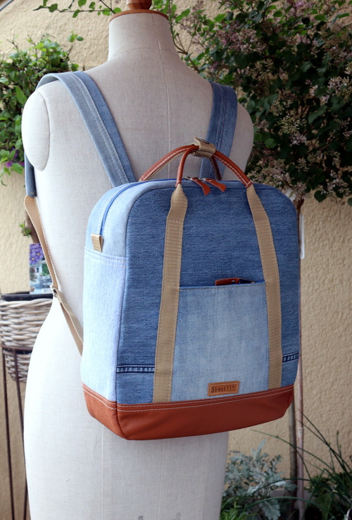 Blue jeans and leather backpack — foto 3