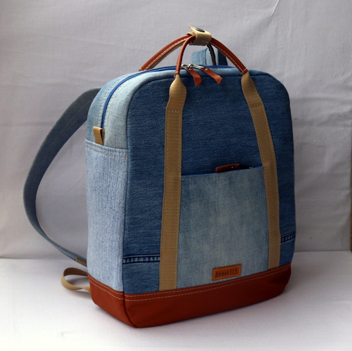 Blue jeans and leather backpack — foto 2