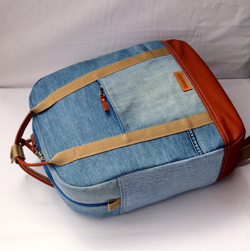 Blue jeans and leather backpack — foto 4