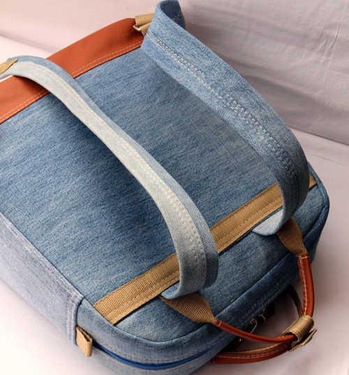 Blue jeans and leather backpack — foto 5