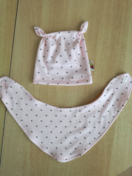 Kojenecká čepička s růžkama — foto 2