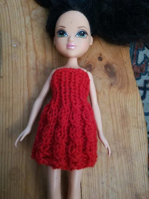Červené šatičky pro Barbie — foto 6