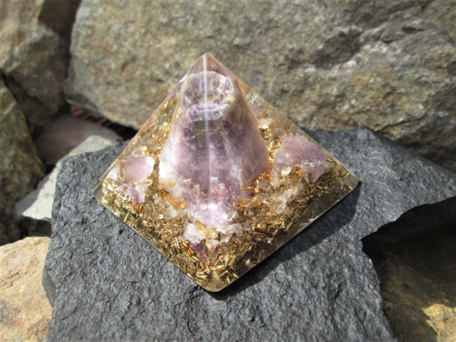 Org. pyramida ,, Sluneční meditace " s ametystem — foto 3