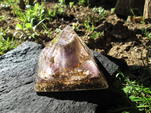 Org. pyramida ,, Sluneční meditace " s ametystem — foto 6