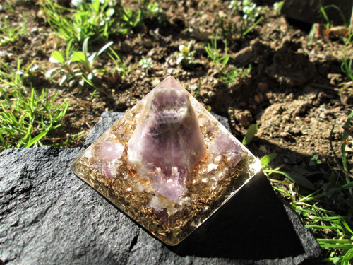 Org. pyramida ,, Sluneční meditace " s ametystem — foto 2
